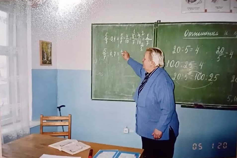 5 октября мы чествуем тех, кто годами вкладывал душу в воспитание и обучение детей. Это праздник не только тех, кто сейчас в классе, — мы с особой благодарностью вспоминаем и тех педагогов, кто уже на заслуженном отдыхе. В Центре социальной помощи «Забота» сложилась добрая традиция: в День учителя социальные работники вместе с бывшими учителями листают альбомы с фотографиями. За каждой фотографией — целая эпоха: любимые классы, школьные праздники, первые успехи учеников… И за каждым снимком — огромный труд, терпение и настоящая любовь к своему делу. Такие встречи — это не просто воспоминания. Это способ сказать «спасибо» тем, кто воспитал не одно поколение.  ❤Поздравляем всех педагогов с профессиональным праздником! Пусть память о ваших учениках греет, а уважение и благодарность будут по-настоящему ощутимыми.