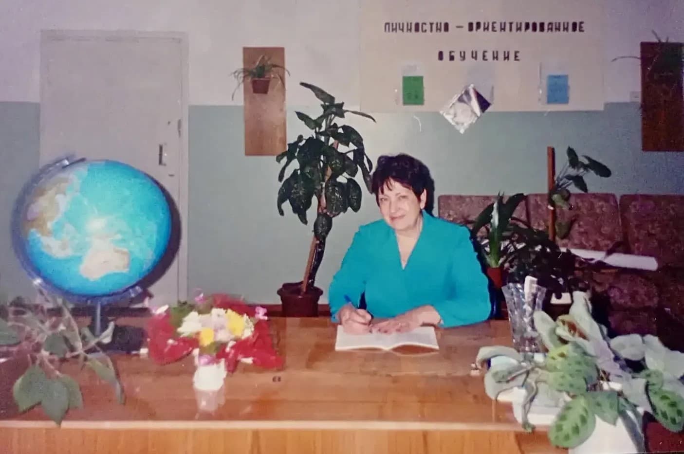 5 октября мы чествуем тех, кто годами вкладывал душу в воспитание и обучение детей. Это праздник не только тех, кто сейчас в классе, — мы с особой благодарностью вспоминаем и тех педагогов, кто уже на заслуженном отдыхе. В Центре социальной помощи «Забота» сложилась добрая традиция: в День учителя социальные работники вместе с бывшими учителями листают альбомы с фотографиями. За каждой фотографией — целая эпоха: любимые классы, школьные праздники, первые успехи учеников… И за каждым снимком — огромный труд, терпение и настоящая любовь к своему делу. Такие встречи — это не просто воспоминания. Это способ сказать «спасибо» тем, кто воспитал не одно поколение.  ❤Поздравляем всех педагогов с профессиональным праздником! Пусть память о ваших учениках греет, а уважение и благодарность будут по-настоящему ощутимыми.